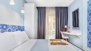 ملاءات من القطن المصري وأغطية فراش متميزة وخزنة داخل الغرفة