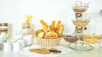 Desayuno con opciones de la cocina local todos los días (con cargo)