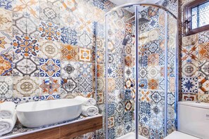 Familie appartement, 1 slaapkamer, keuken, gedeeltelijk uitzicht op zee | Badkamer | Een douche, een haardroger, pantoffels, handdoeken