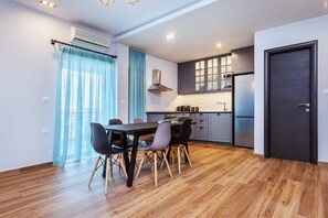 Family Apartment, 1 Bedroom, Kitchen, Partial Sea View | Private kitchen