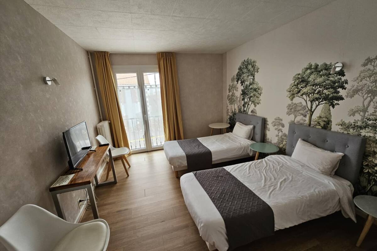 Twin Room | WiFi (free), bed sheets