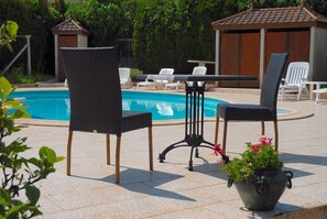 Outdoor pool - Hôtel du Commerce (Terres-de-Haute-Charente)