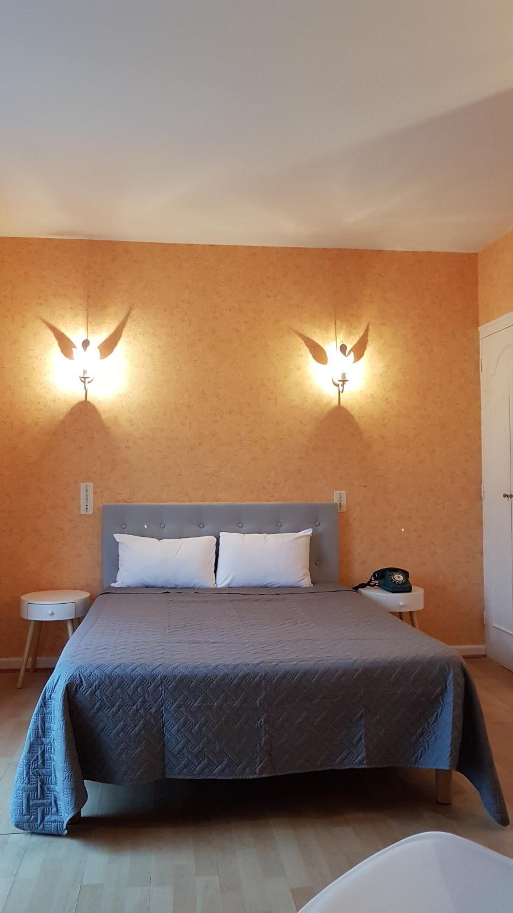 free wifi, bed sheets