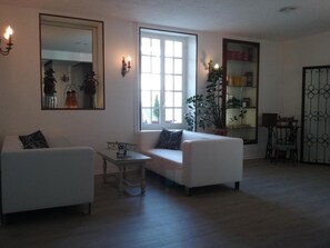 LCD TV - Hôtel du Commerce (Terres-de-Haute-Charente)