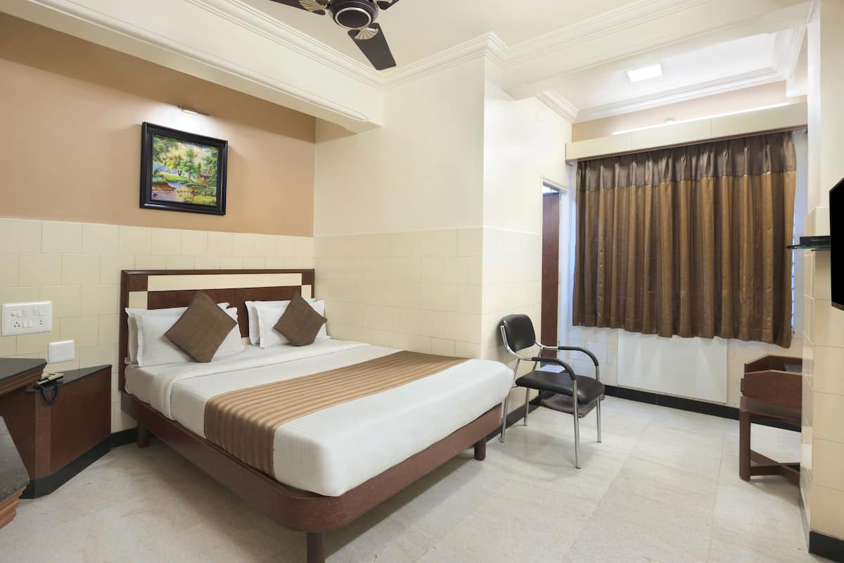 Deluxe Room (Non A/C) | Meja, Wi-fi percuma