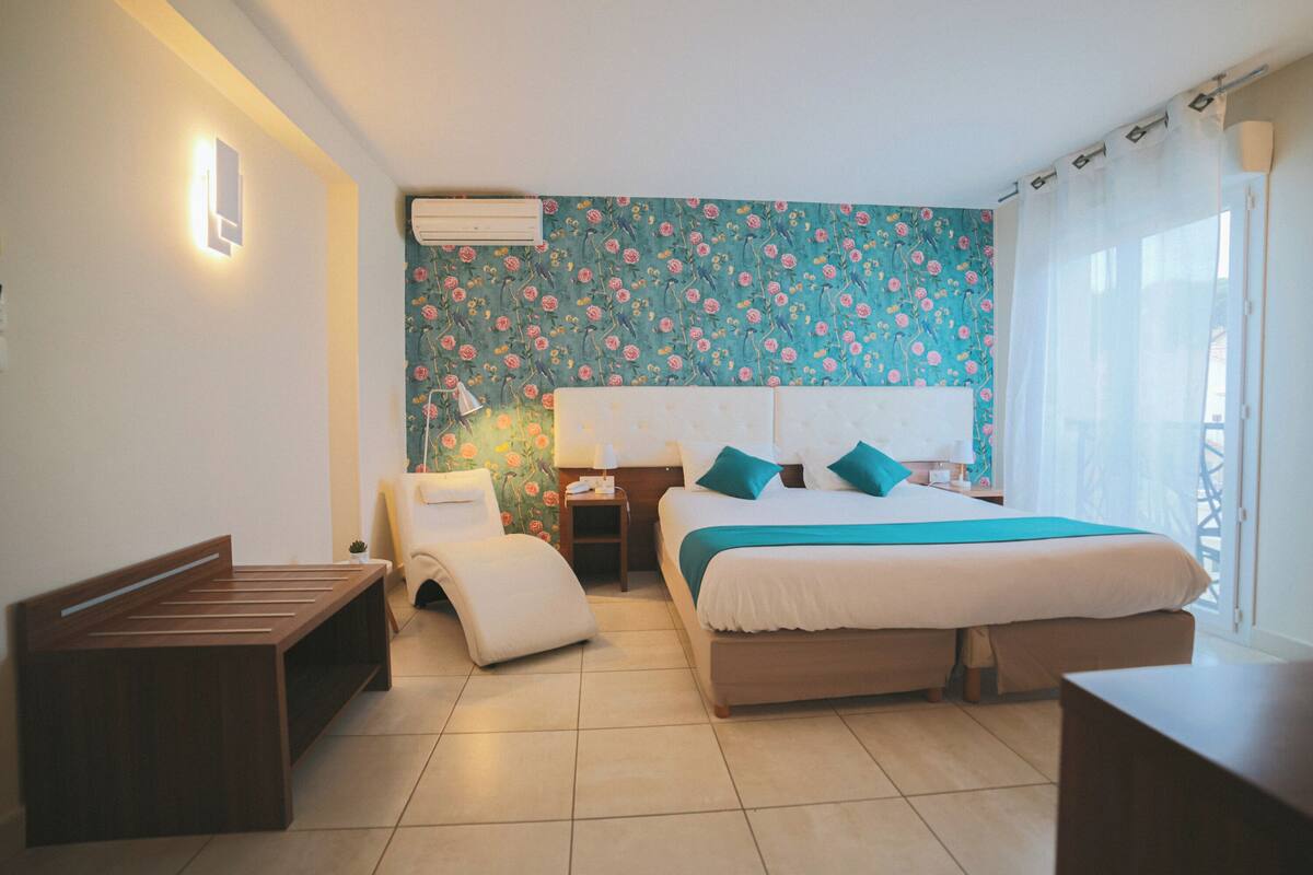 deluxe double room | bathroom amenities | rainfall showerhead, hair dryer