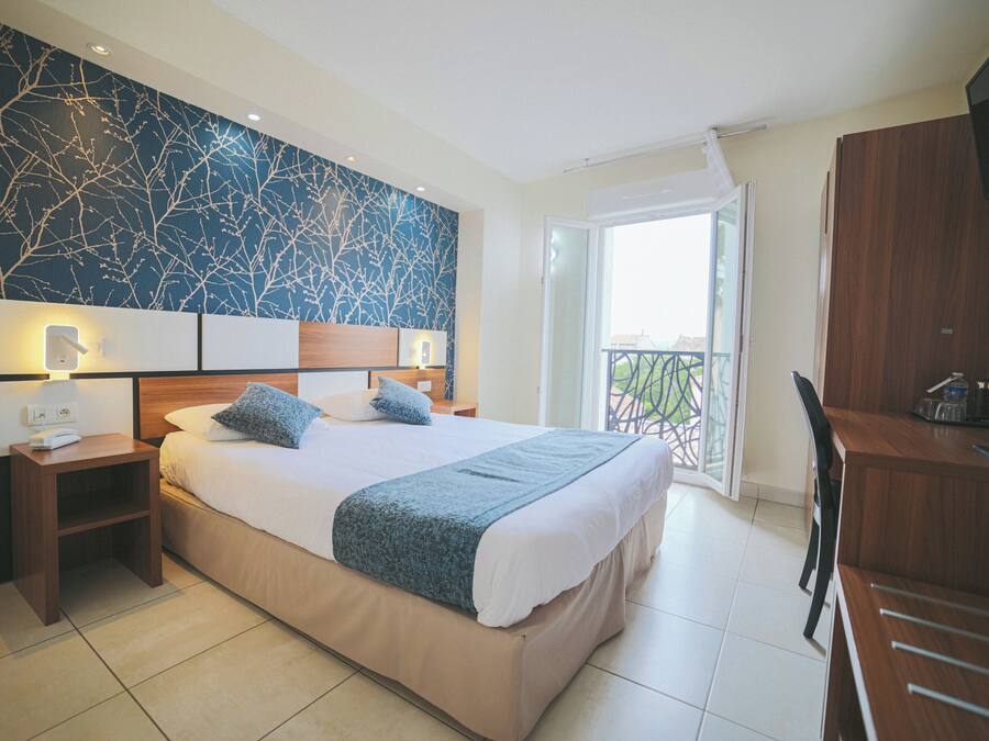 Quarto casal clássico | Roupas de cama premium, frigobar, cofres nos quartos, escrivaninha