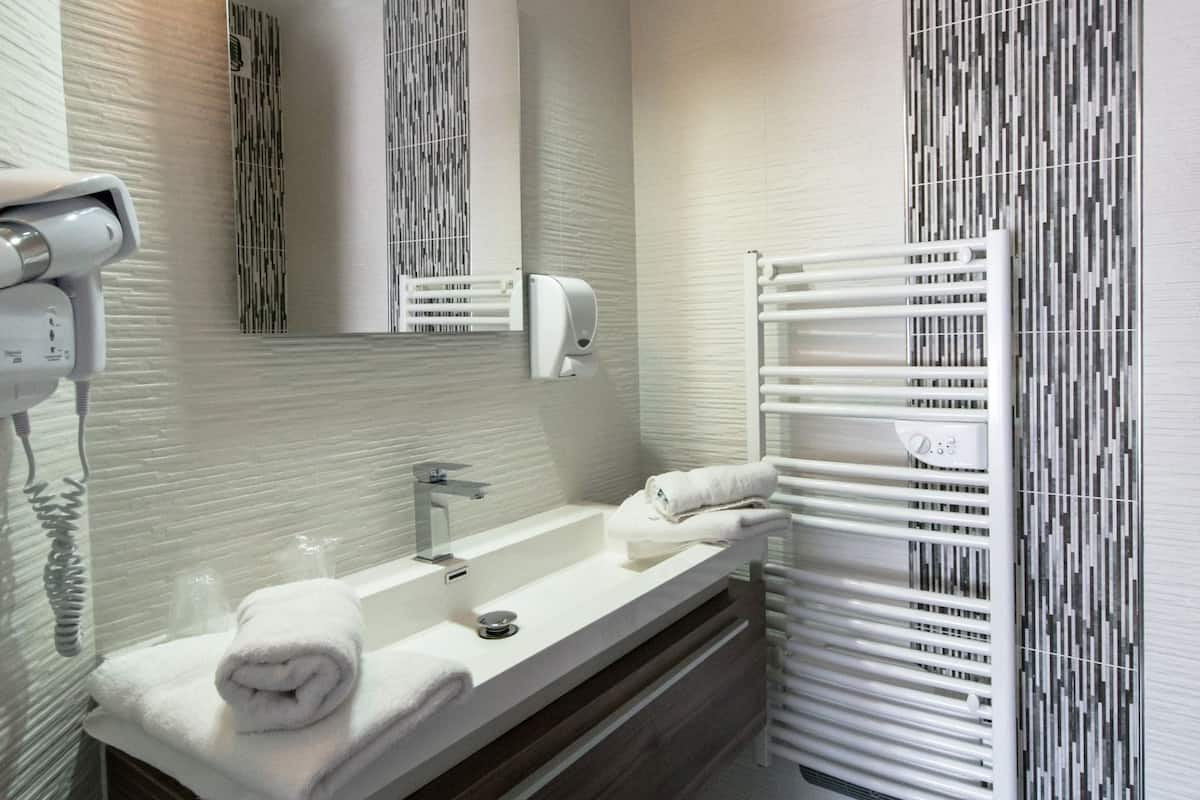 classic double room | bathroom | rainfall showerhead, hair dryer