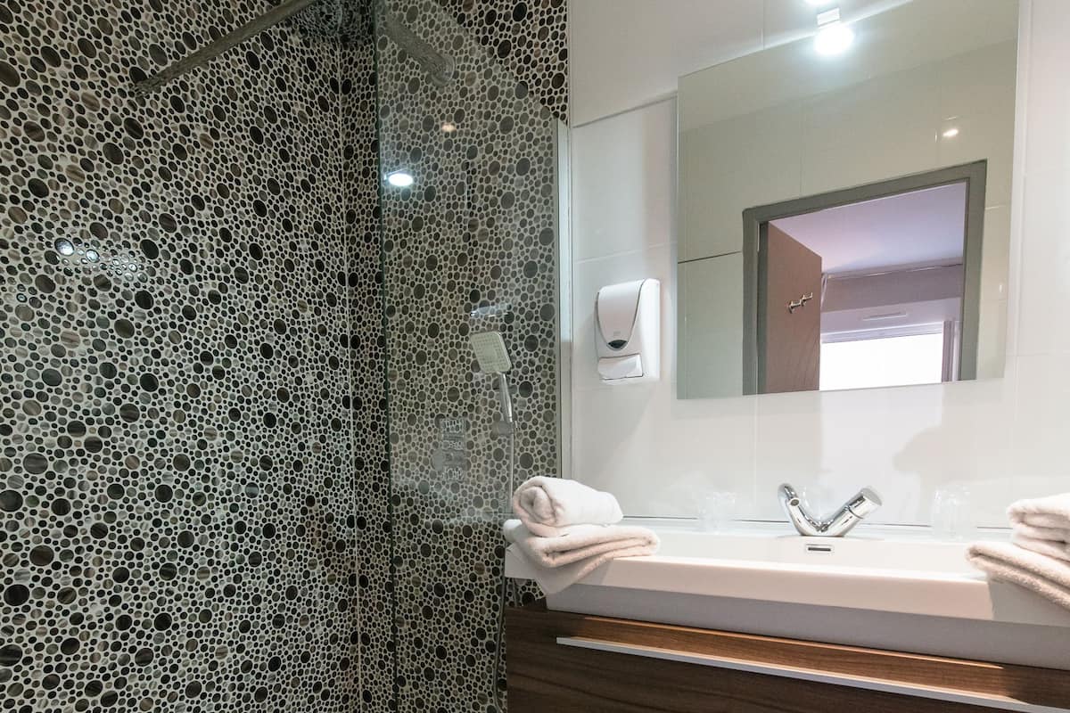 standard double room | bathroom amenities | rainfall showerhead, hair dryer