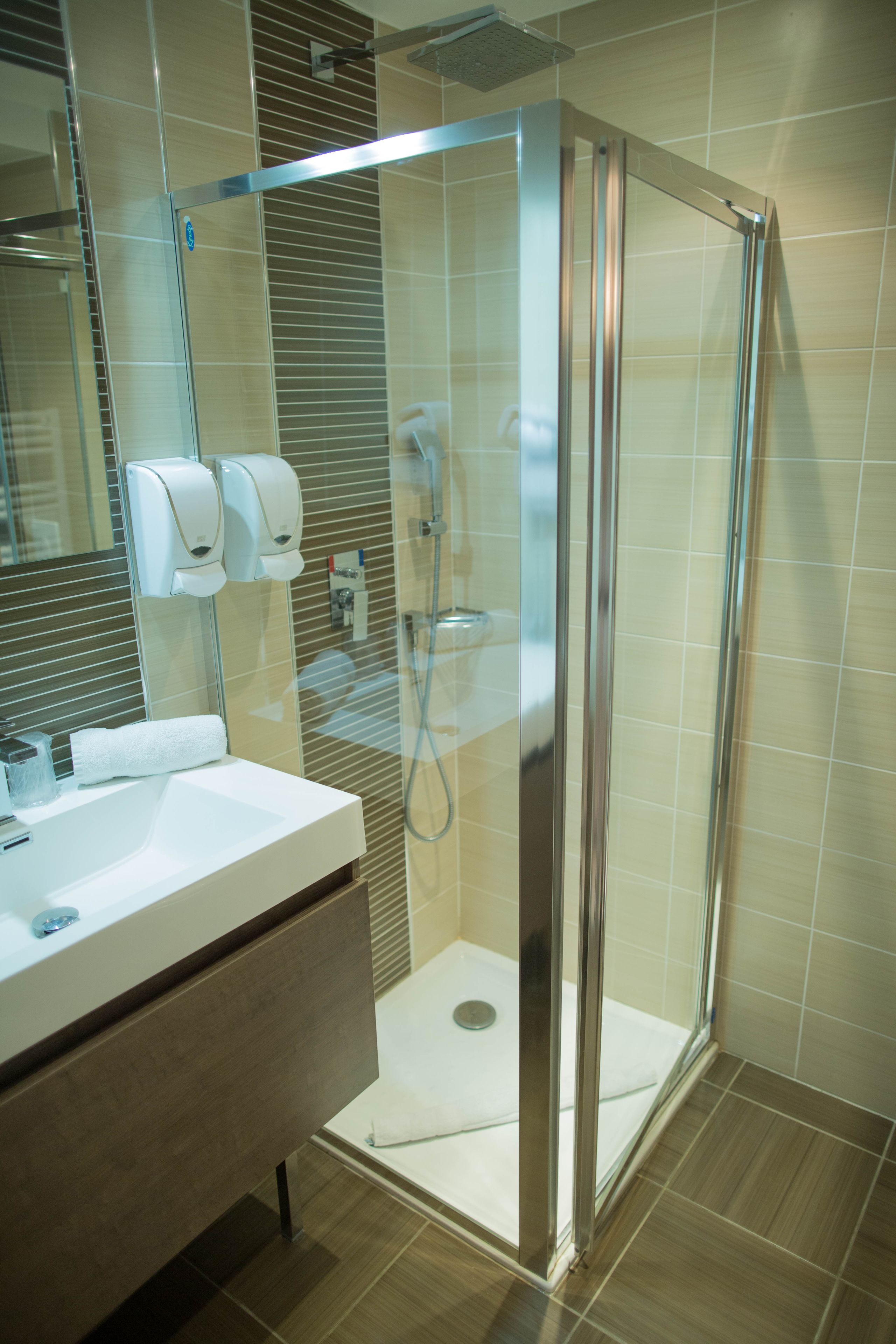 classic double room | bathroom shower