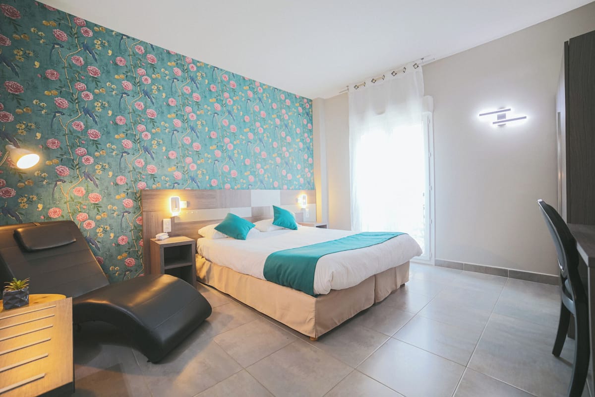 Junior Double Room | Bathroom | Rainfall showerhead, hair dryer