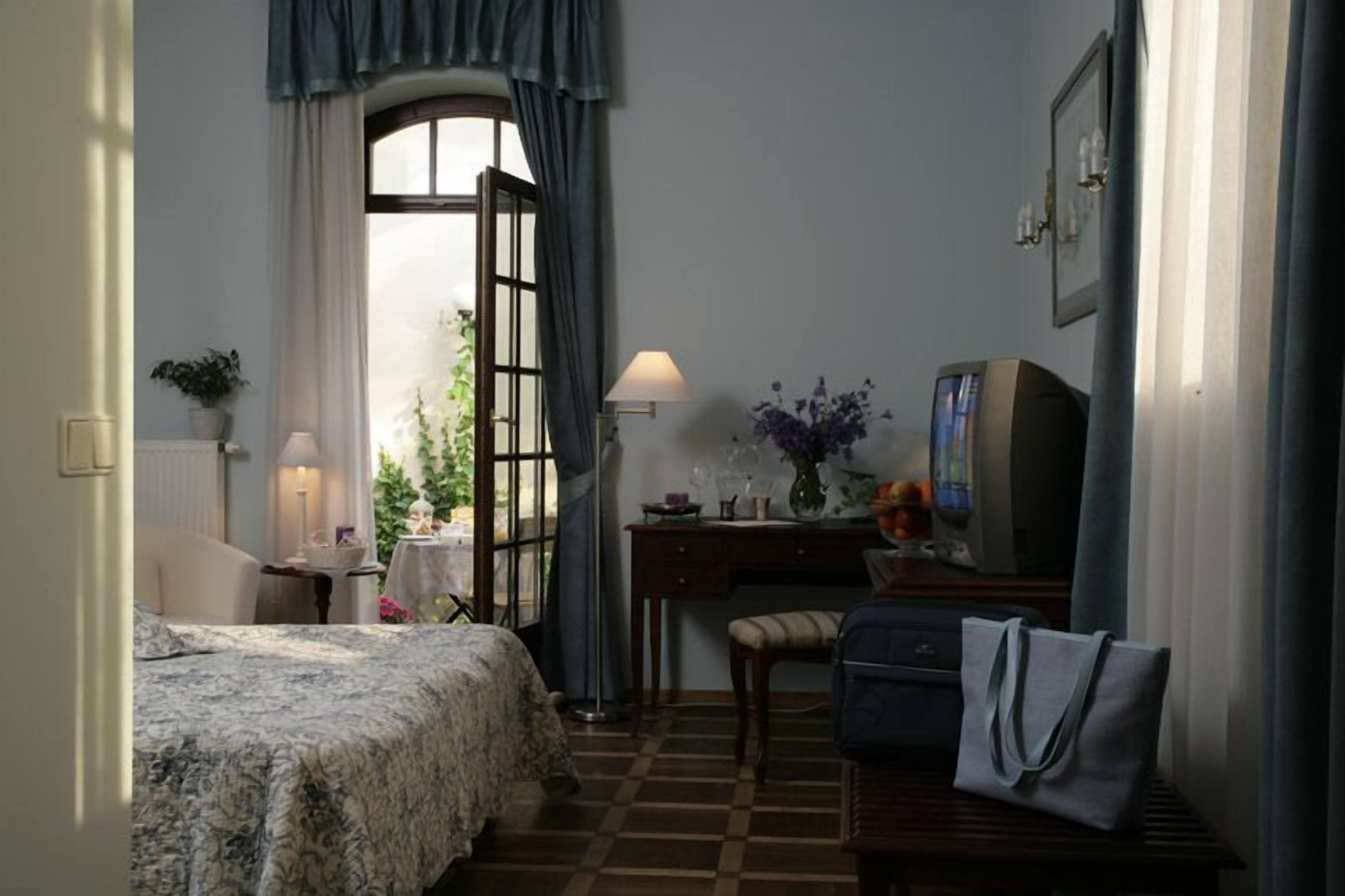 minibar, in-room safe, individually decorated, desk