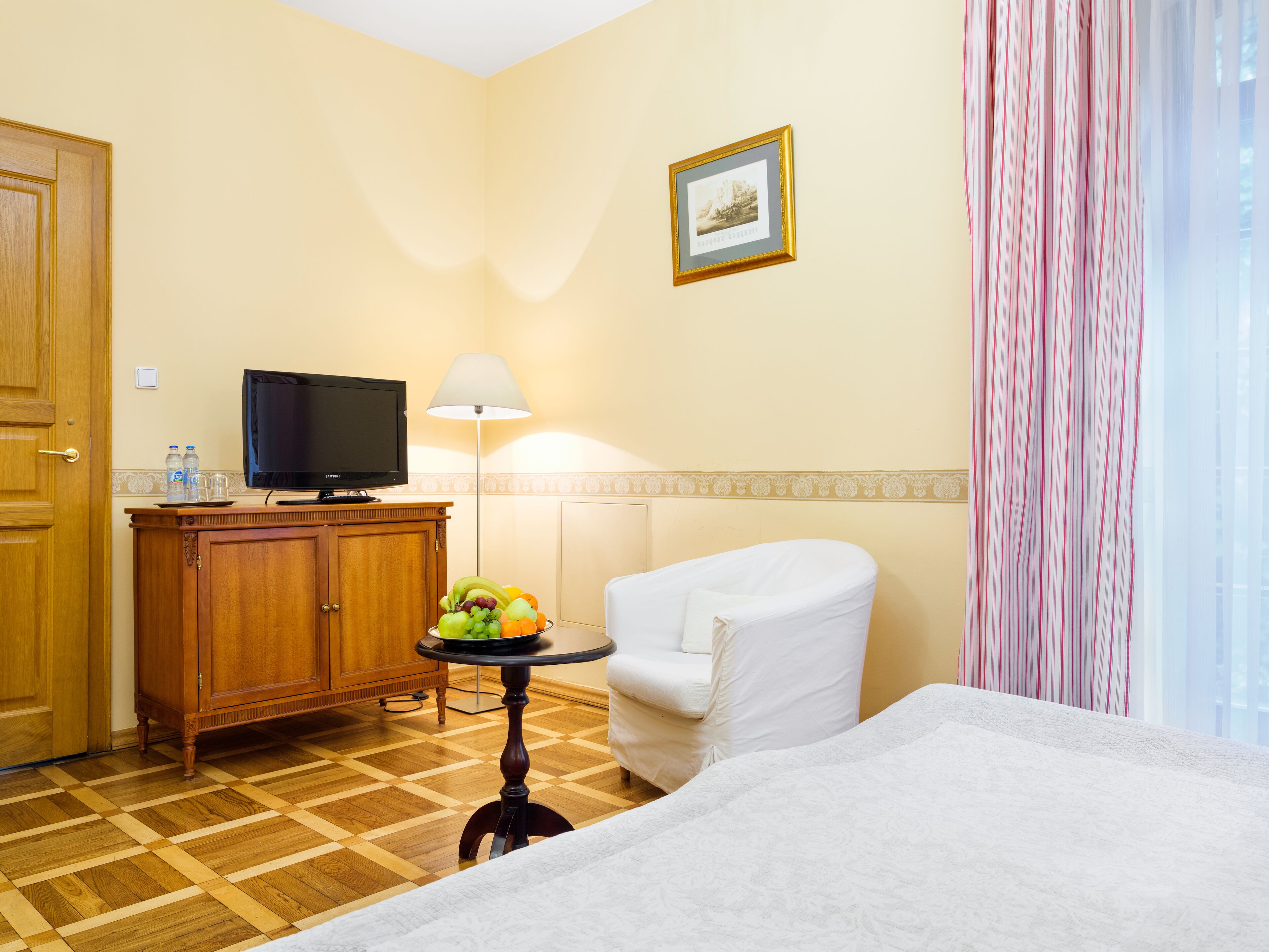 deluxe single room | living area | lcd tv