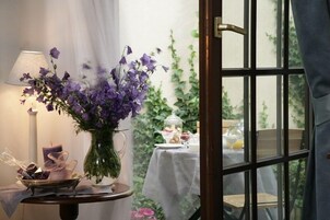 Minibar, caja de seguridad en la habitación y decoración personalizada