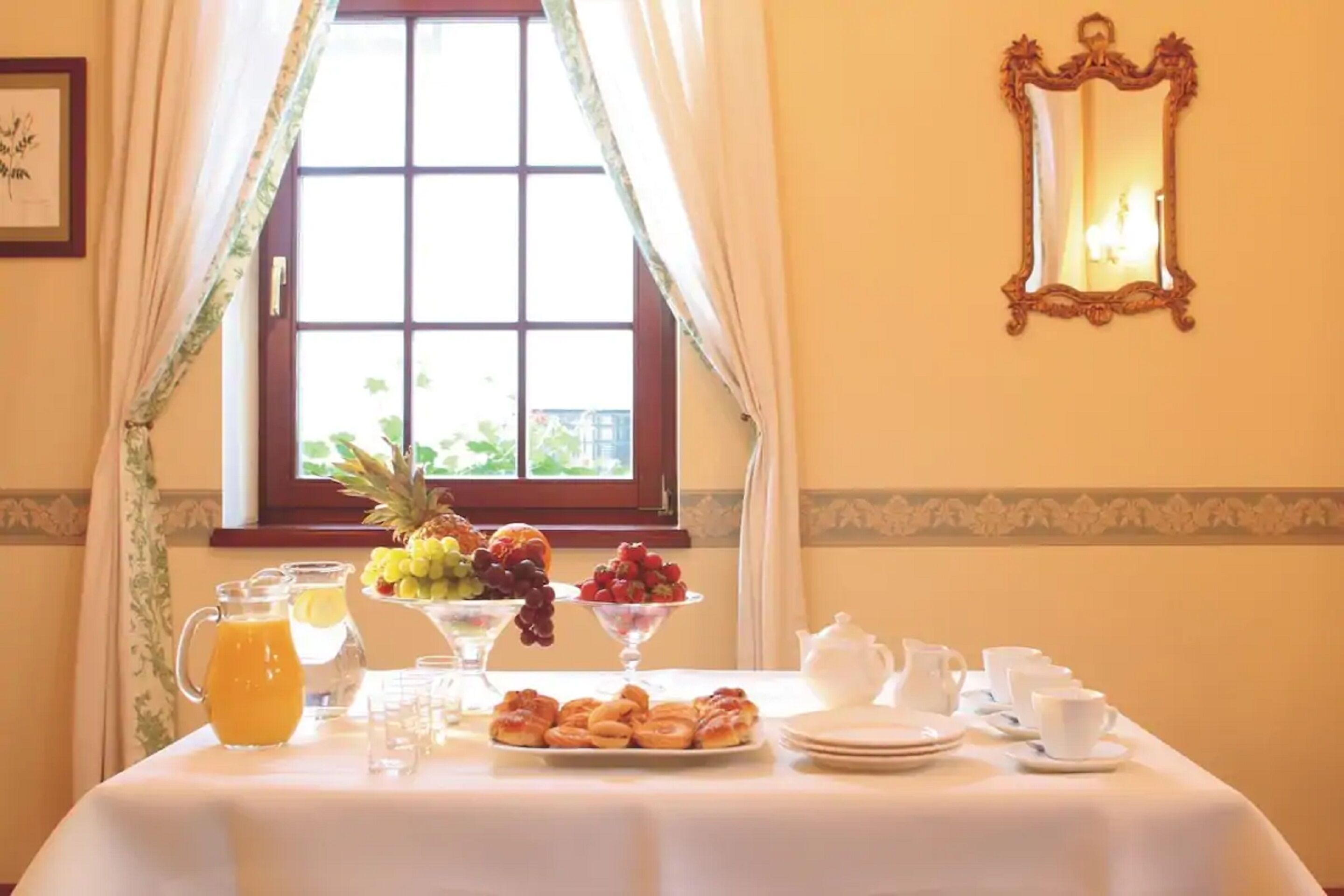 daily buffet breakfast (pln 60 per person)