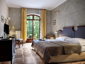 Minibar, caja de seguridad en la habitación y decoración personalizada 