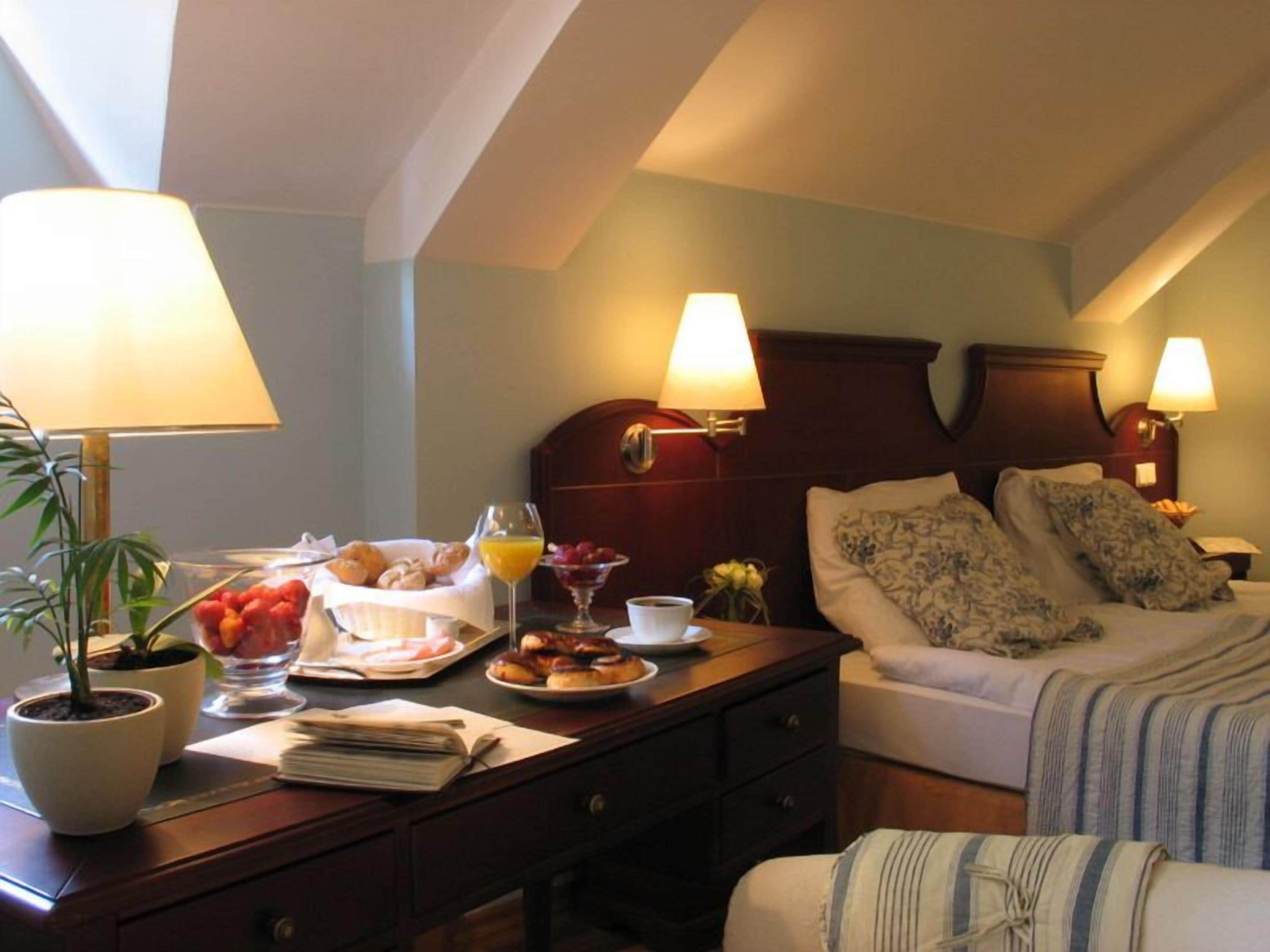 minibar, in-room safe, individually decorated, desk