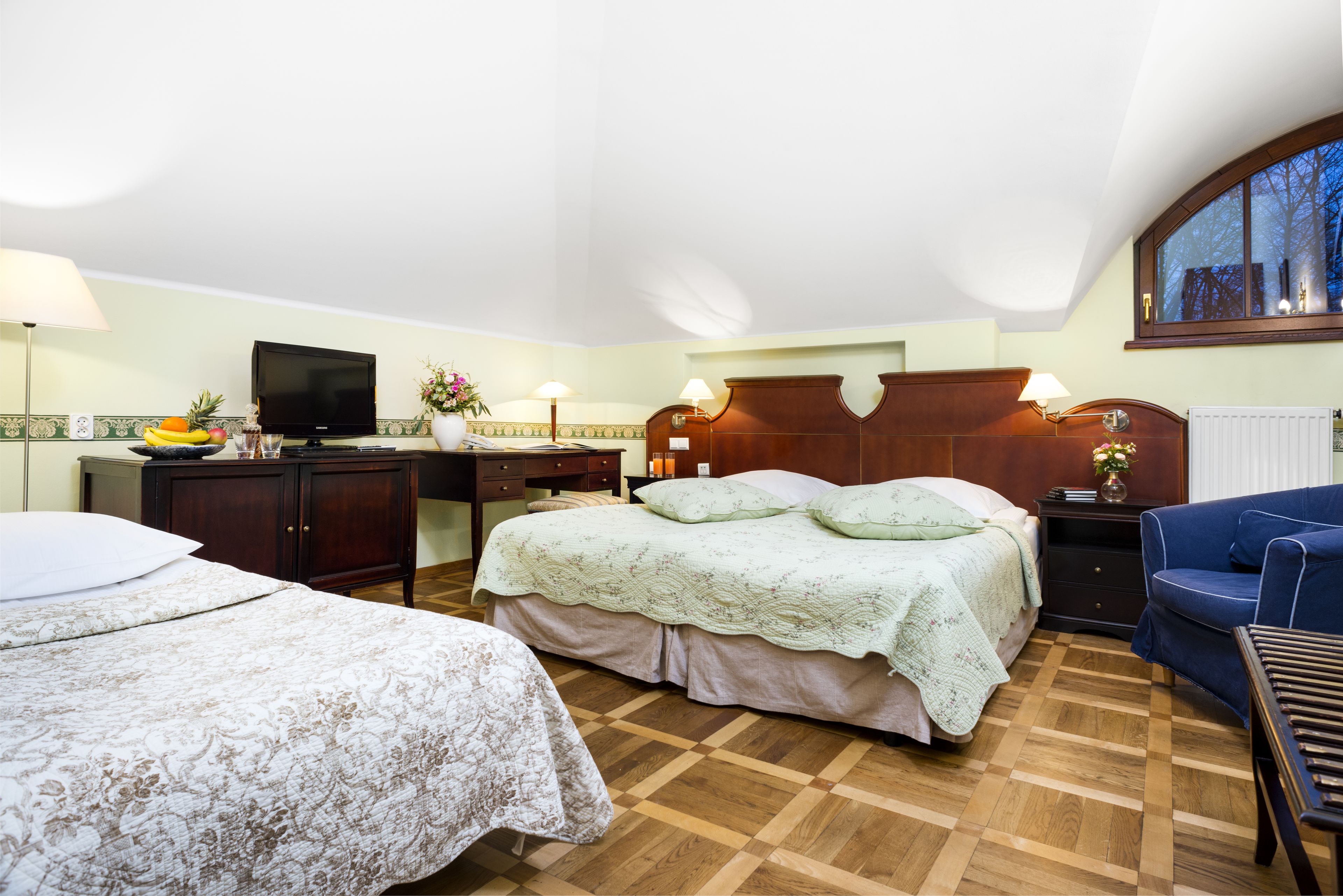 minibar, in-room safe, individually decorated, desk