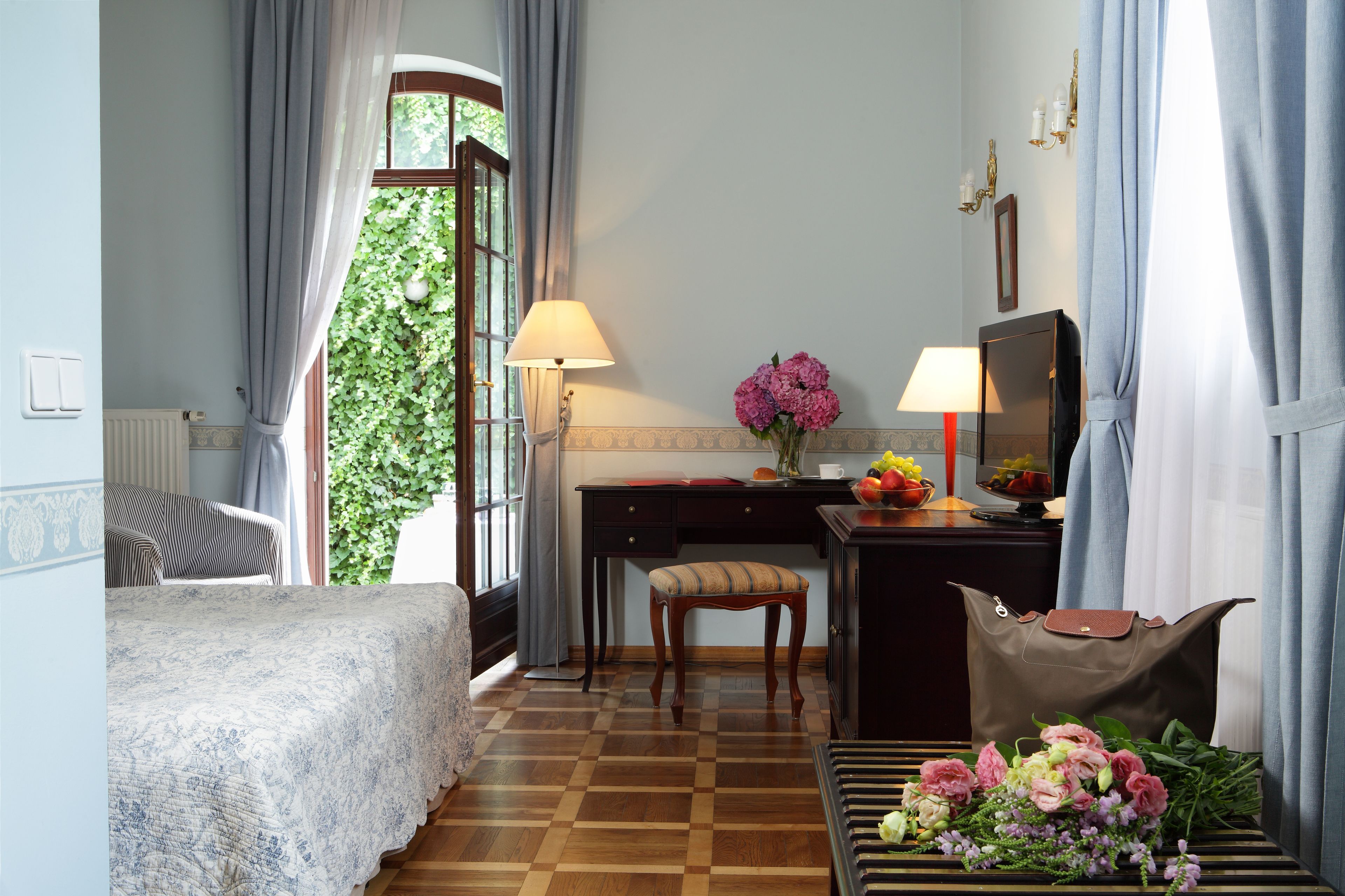 Frigobar, cofres nos quartos, individualmente decorados, escrivaninha