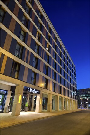 ด้านหน้าที่พัก - ตอนเย็น/กลางคืน