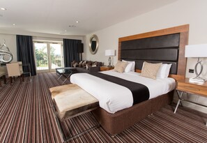 Contemporary Junior Suite  | Caja fuerte, escritorio, tabla de planchar con plancha y wifi gratis