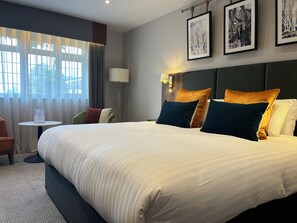 Caja de seguridad en la habitación y escritorio