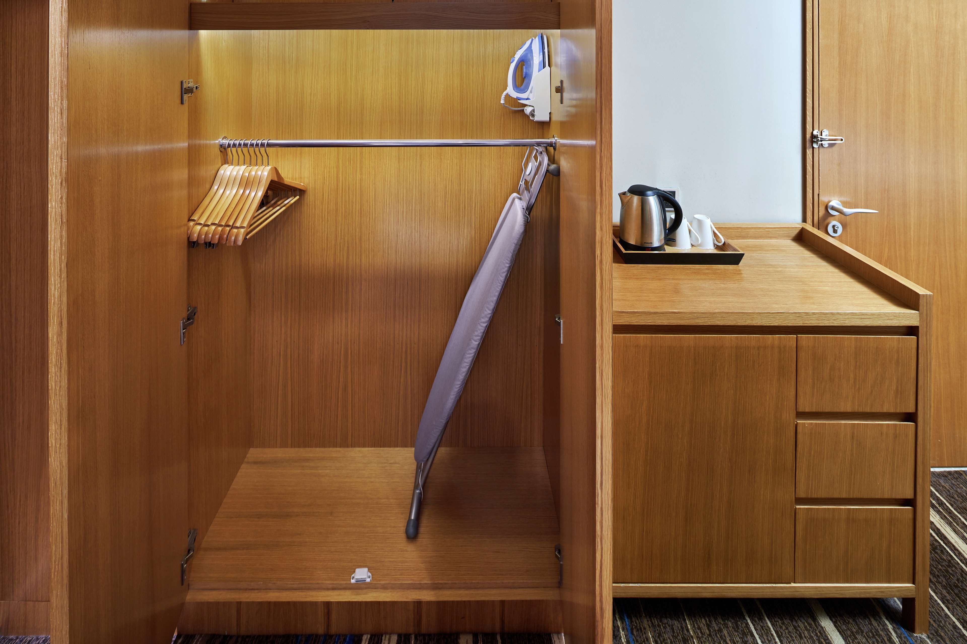 room, 1 king bed, accessible | premium bedding, pillow-top beds, in-room safe, individually decorated