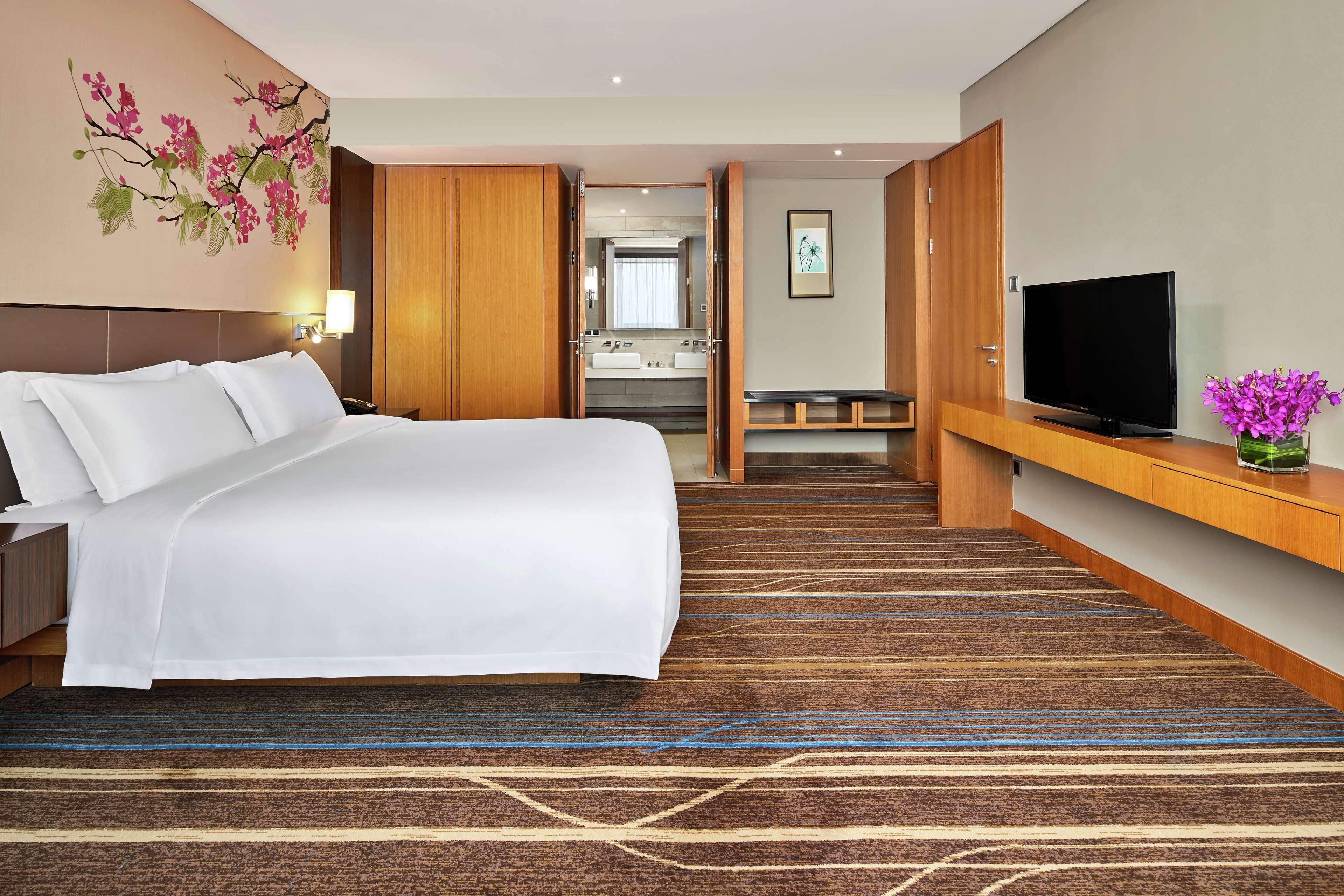 Suite, 1 Bedroom | Premium bedding, pillow-top beds, in-room safe, blackout curtains