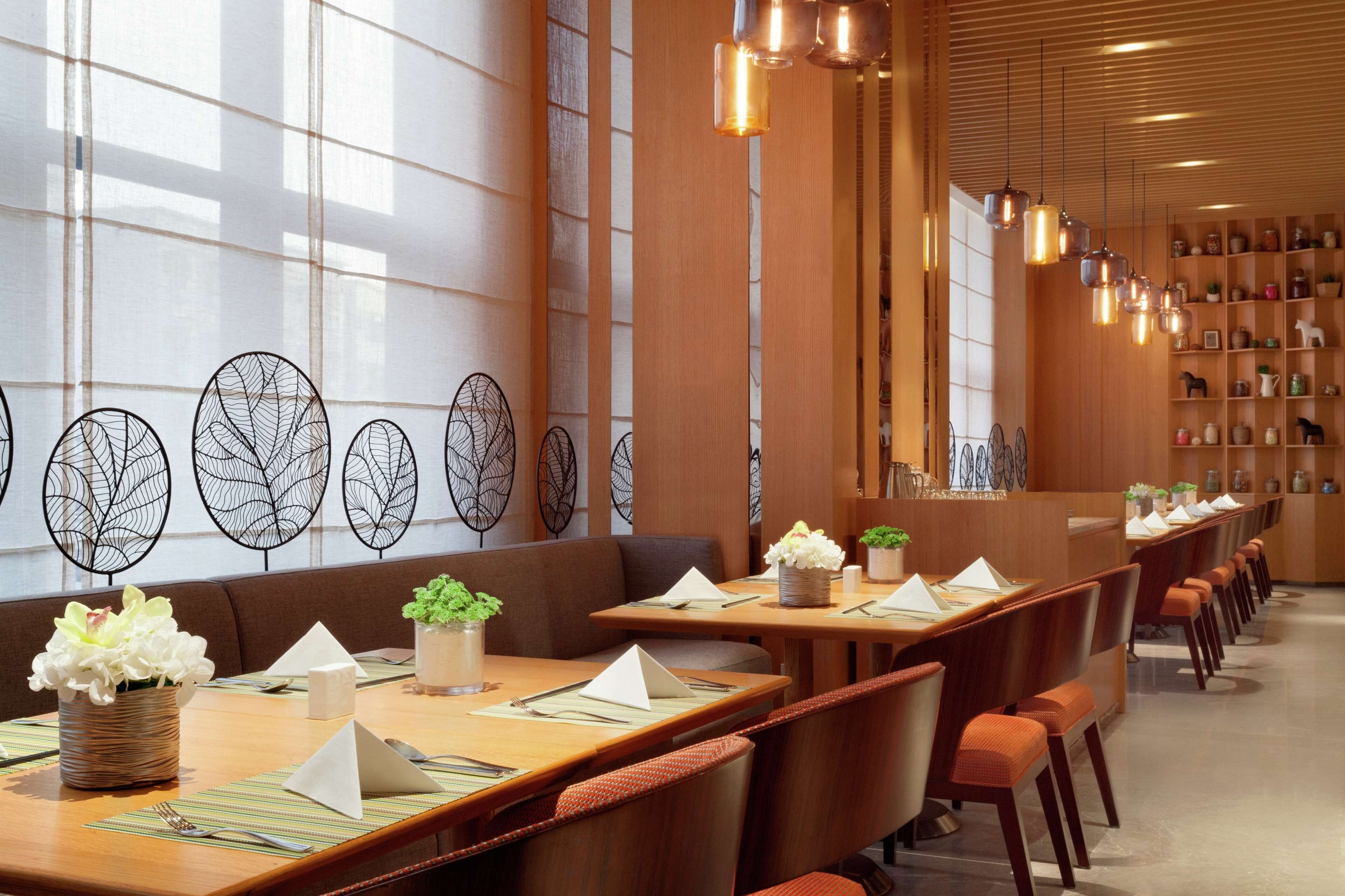3 restaurants; breakfast, lunch, and dinner served