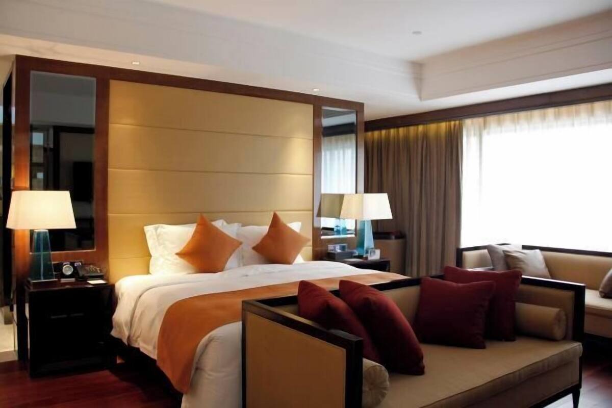 Minibar, värdeförvaringsskåp på rummet och skrivbord