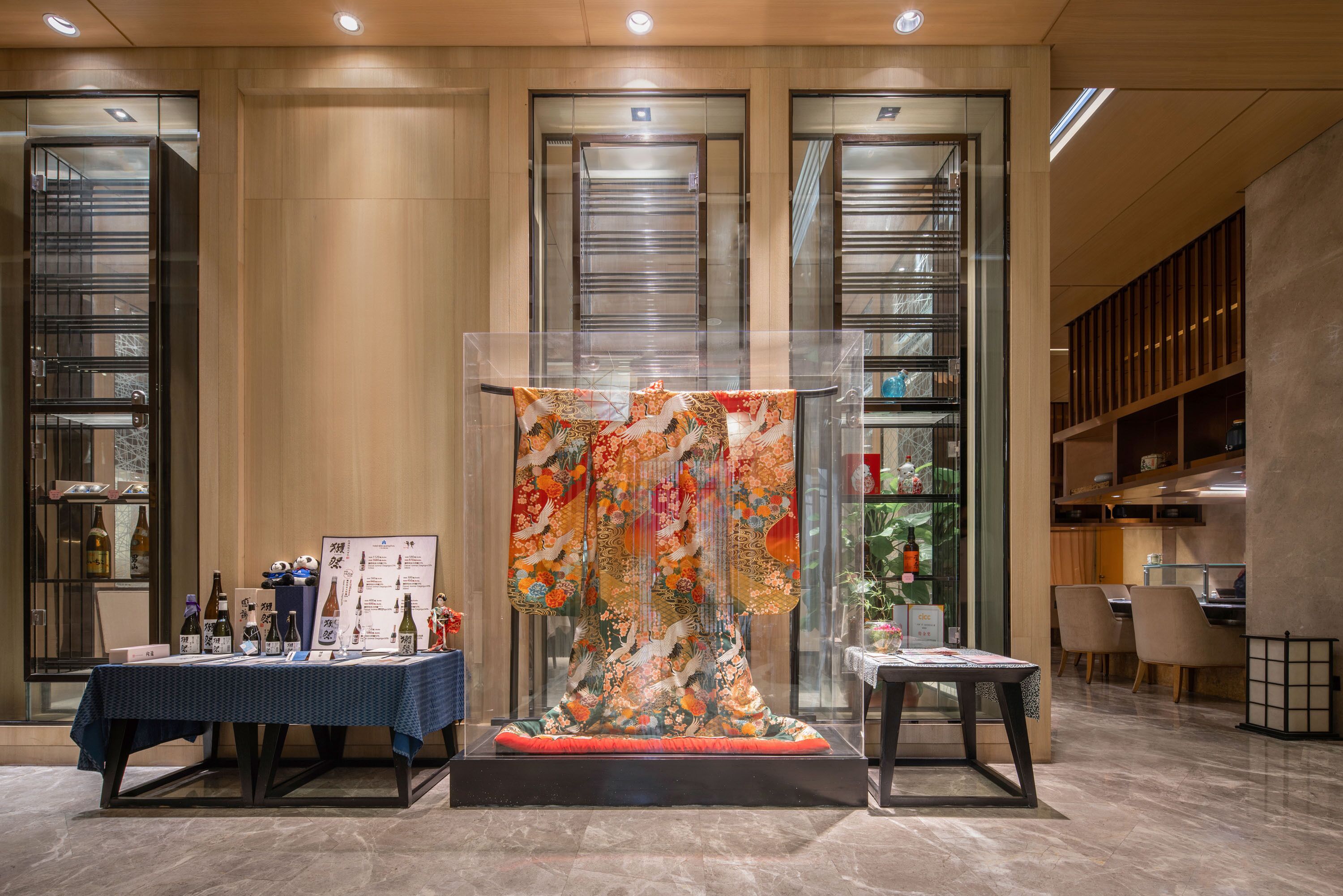 3 restaurants, breakfast served