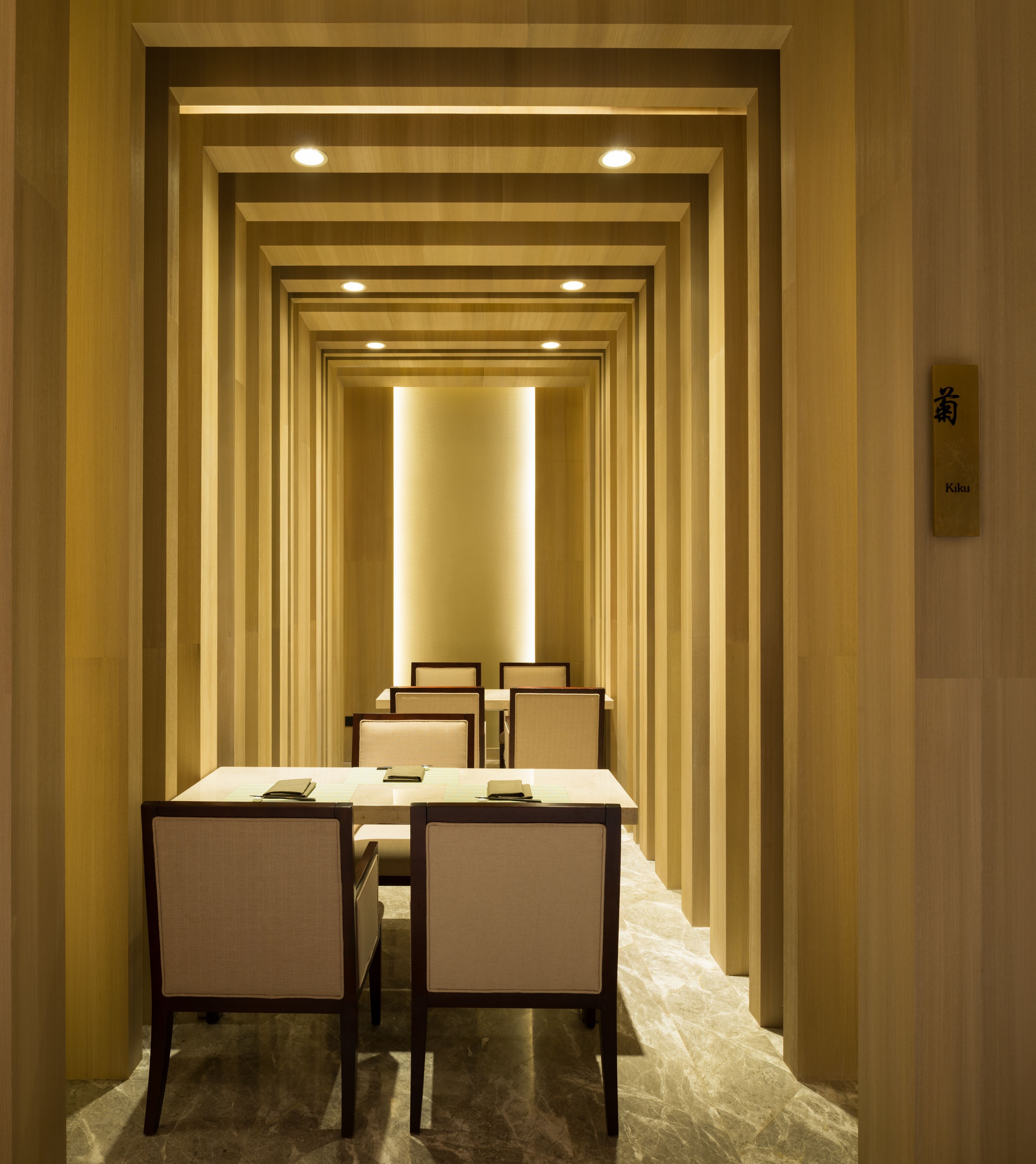 3 restaurants, breakfast served