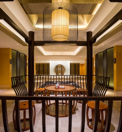 3 restaurants, breakfast served