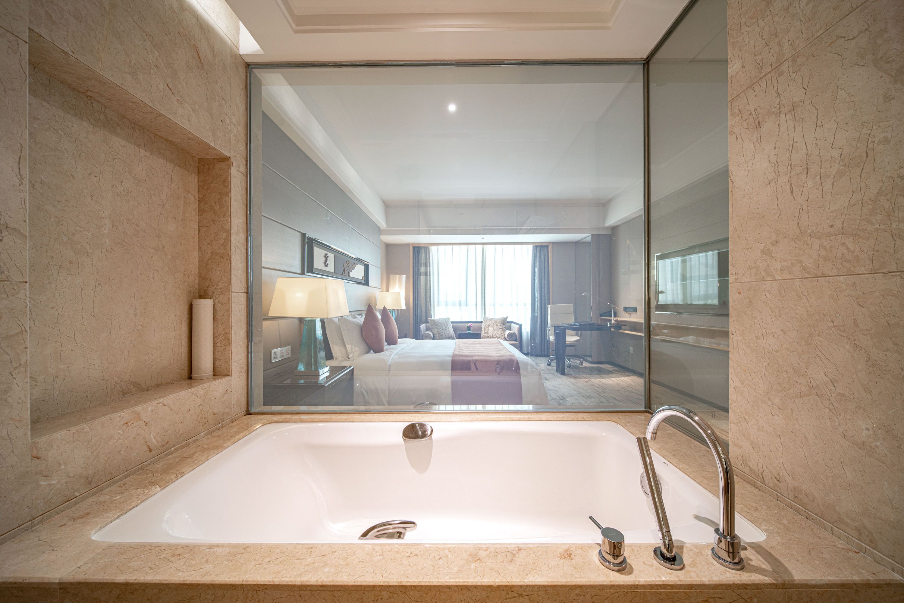 combined shower/bathtub, rainfall showerhead, free toiletries