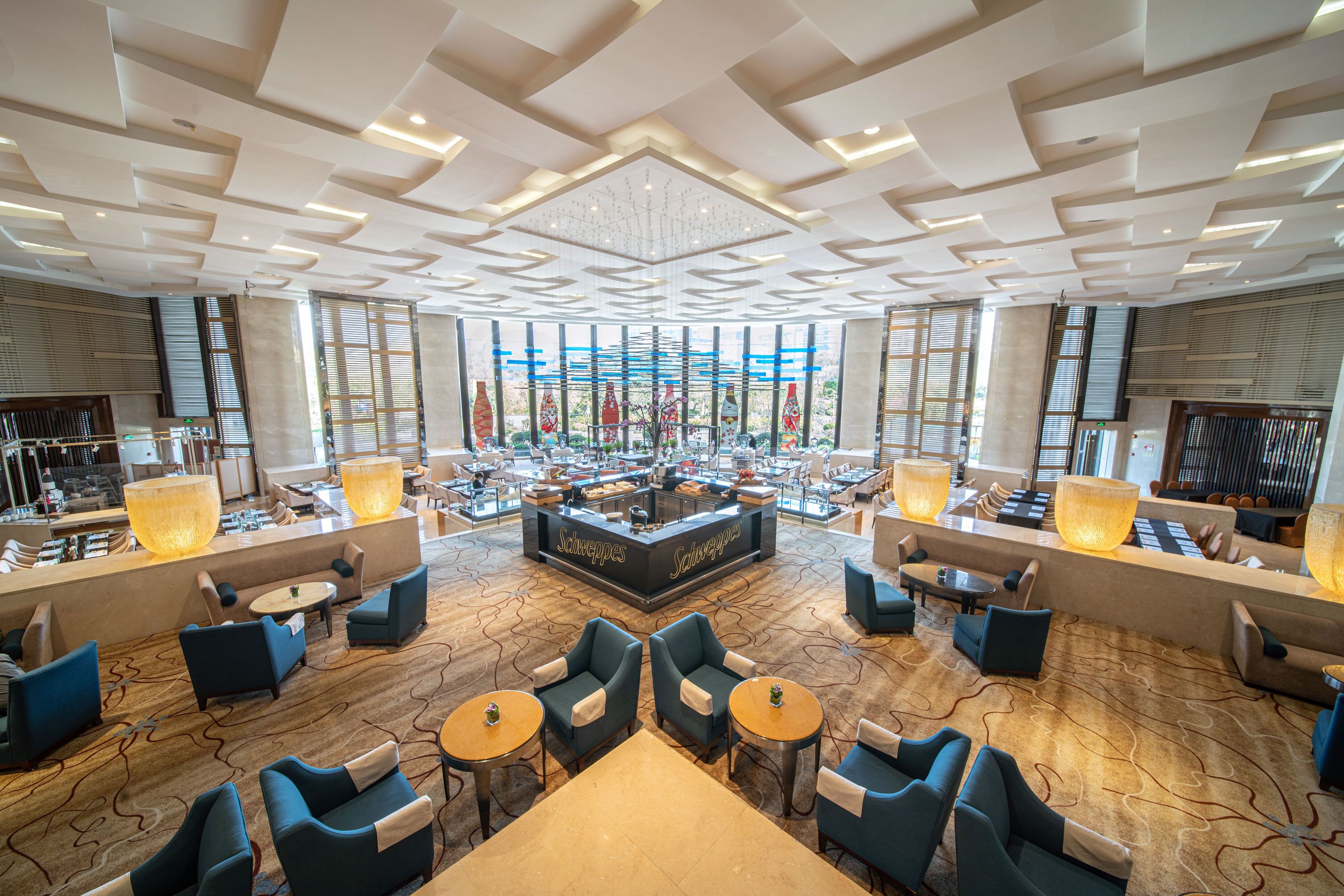 3 restaurantes, se sirve desayuno 