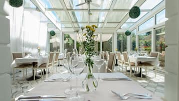 Se sirve cocina polaca (con mesas al aire libre)