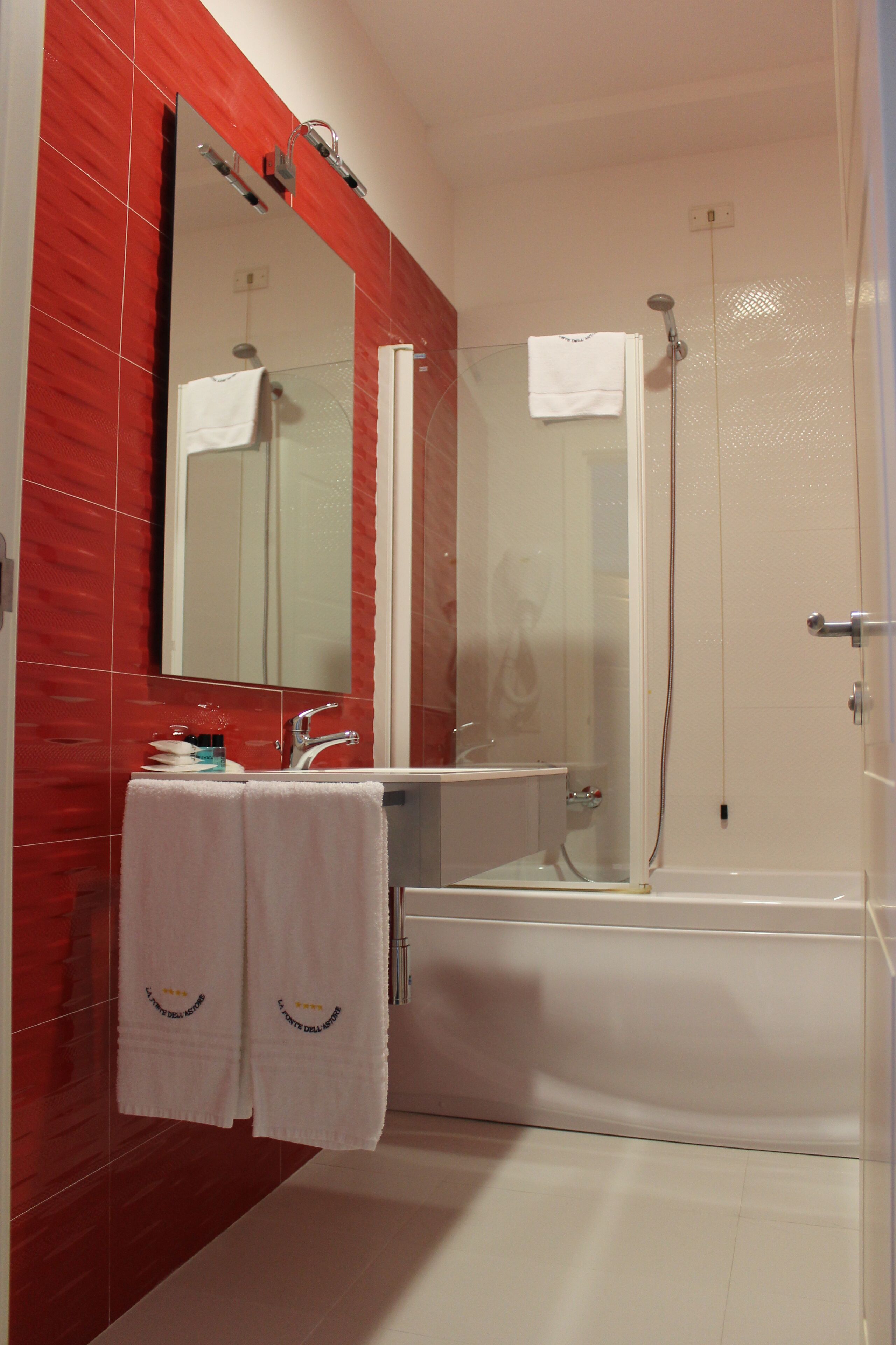 suite | bathroom | towels, soap, shampoo, toilet paper