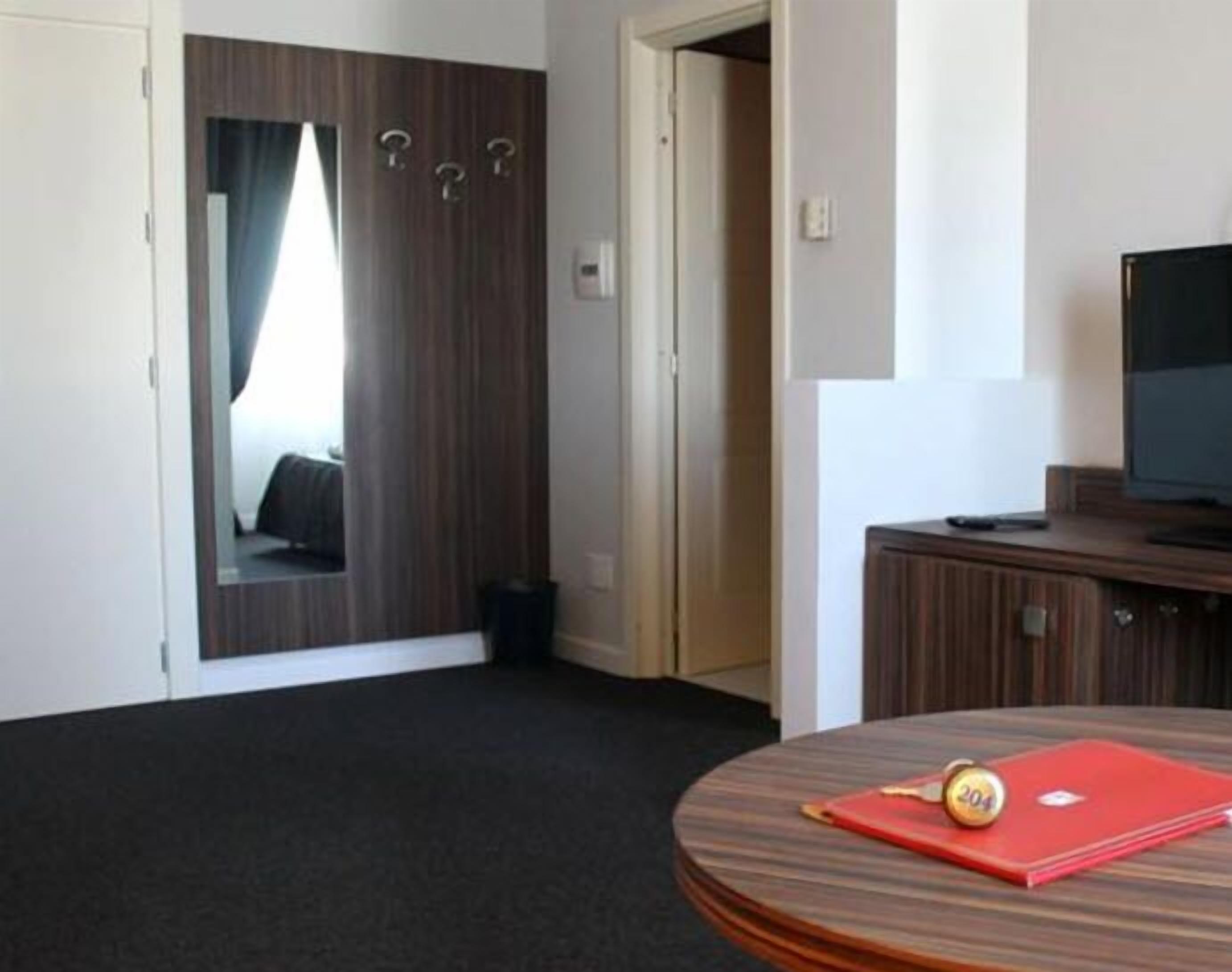 suite | living area | flat-screen tv