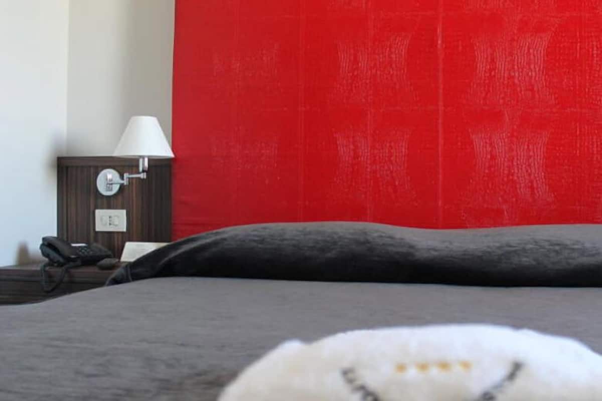 Suite | Minibar, desk, blackout drapes, iron/ironing board