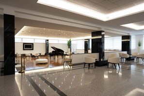 A spacious lobby with a grand piano, seating areas, and a modern design. - La Fonte dell'Astore (Castelpetroso)