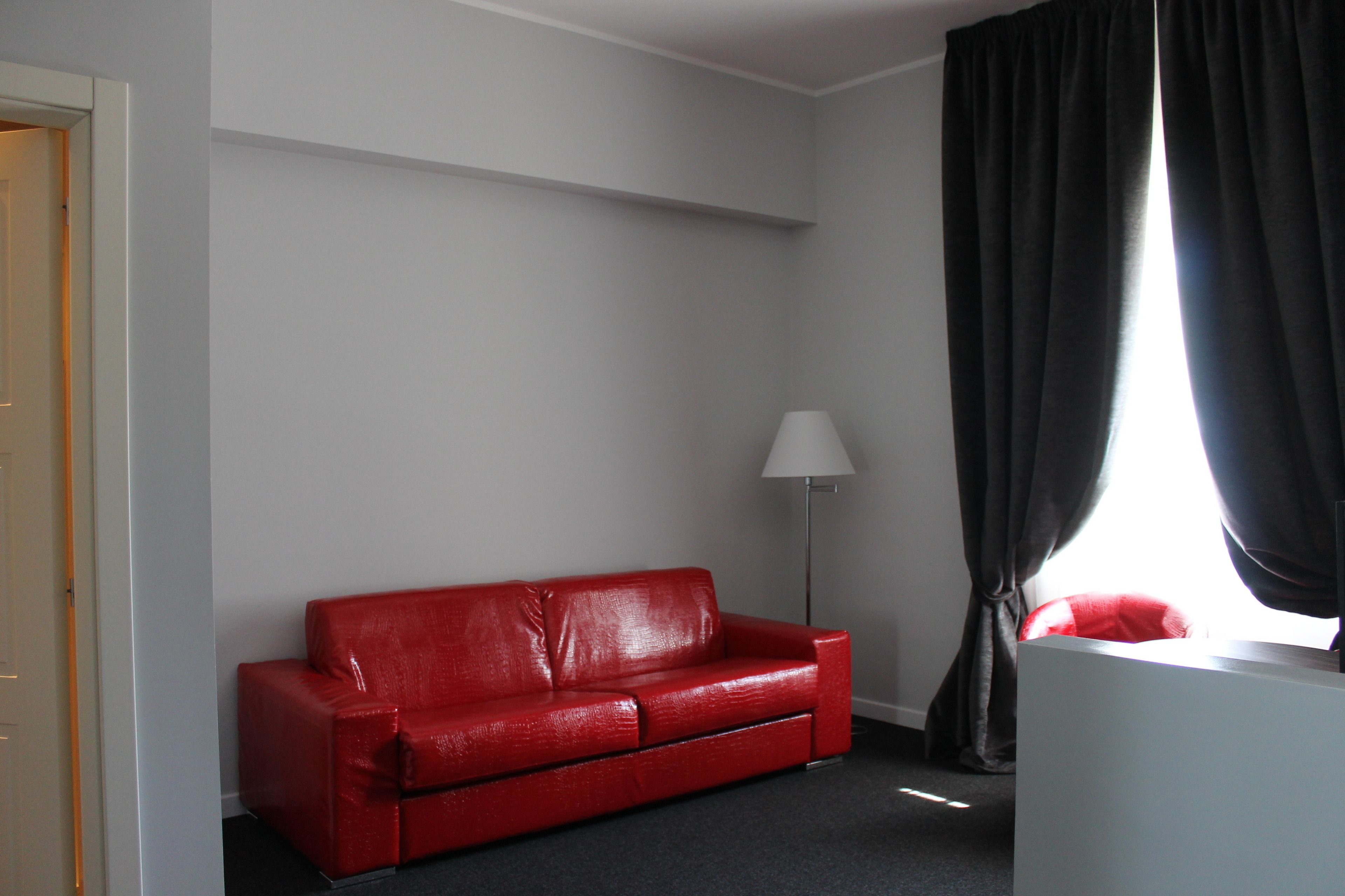 suite | living area | flat-screen tv