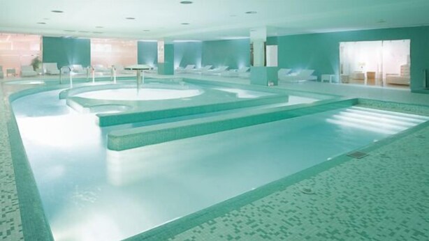 A large indoor swimming pool with a tiled floor and a central water feature. - La Fonte dell'Astore (Castelpetroso)