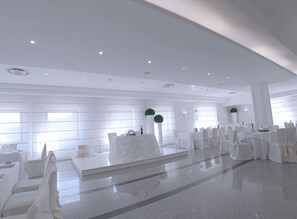 A spacious hall with white tables and chairs, large windows, and a polished floor. - La Fonte dell'Astore (Castelpetroso)