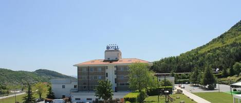 A hotel with a modern design, featuring a flat roof and a sign with stars.