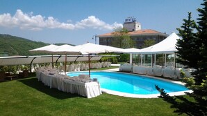 A hotel with a swimming pool, outdoor seating, and a covered area. - La Fonte dell'Astore (Castelpetroso)