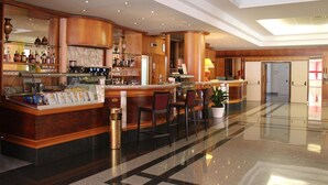 A modern hotel lobby with a bar area, seating, and a reception desk. - La Fonte dell'Astore (Castelpetroso)