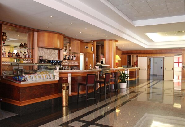 A modern hotel lobby with a bar area, seating, and a reception desk. - La Fonte dell'Astore (Castelpetroso)