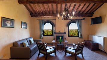 Apartment, 2 Schlafzimmer, Parkblick | Wohnzimmer | 32-Zoll-Fernseher mit Digitalempfang