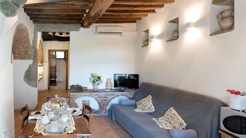 Appartamento, 2 camere da letto, accessibile ai disabili, al piano terra | Soggiorno | TV 32 pollici con canali digitali