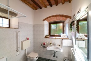 Apartment, 2 Bedrooms, Accessible, Ground Floor | Bathroom